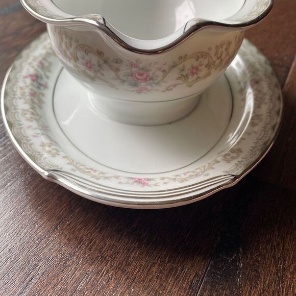 Noritake Edgewood China gravy boat
Vintage floral rose platinum trim attached un - Picture 3 of 8